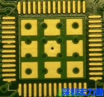 這個(gè)通孔的設(shè)計(jì)勉強(qiáng)可以接受，只剩下正中間一個(gè)通孔沒有塞孔，而且孔徑也變小了。