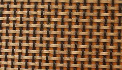 圖片只是示意圖，并不是真正的玻纖布，基本上由經(jīng)緯兩股材料交錯編織而成，經(jīng)緯的交錯間如果有空隙，就容易藏水分，所以一般會以透氣性來檢查其密合度。