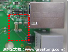 有人認(rèn)為電容旁邊已經(jīng)有螺絲將電路板固定于機(jī)殼上了，不應(yīng)該發(fā)生電路板彎曲的現(xiàn)象才對。