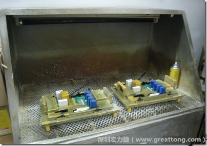 使用噴涂(Spraying)方式作業(yè)conformal coating時(shí)，需設(shè)備抽真空的設(shè)備，否則噴涂的物質(zhì)會(huì)飄散到空氣當(dāng)中，影響人體的健康。