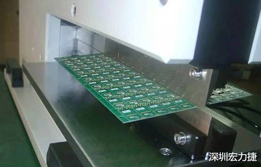 基本上V-Cut就是破壞板子結(jié)構(gòu)的元兇，因?yàn)閂-Cut就是在原來一大張的板材上切出溝槽來，所以V-Cut的地方就容易發(fā)生變形。