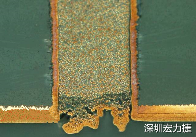 PCB設(shè)計(jì)之導(dǎo)電孔塞孔工藝 導(dǎo)電孔Via hole又名導(dǎo)通孔，為了達(dá)到客戶要求，導(dǎo)通孔必須塞孔，經(jīng)過大量的實(shí)踐，改變傳統(tǒng)的鋁片塞孔工藝，用白網(wǎng)完成板面阻焊與塞孔。生產(chǎn)穩(wěn)定，質(zhì)量可靠。