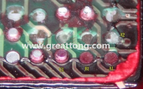 下圖是紅墨水測(cè)試后將PCB板子拿回來(lái)側(cè)一個(gè)角度拍攝的照片，就可以很清楚的看到錫球黏在PCB端，或不在PCB端。